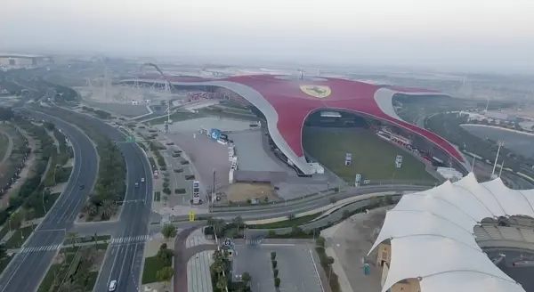 ABU DHABI, Emirados Árabes Unidos - DEZEMBRO 2016: Ferrari World aerial view. Abu D — Fotografia de Stock