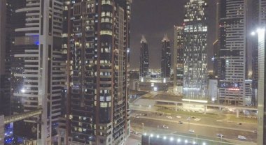 Downtown Dubai ve Sheikh Zayed Road gece havadan görünümü