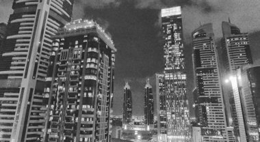 Downtown Dubai ve Sheikh Zayed Road gece havadan görünümü