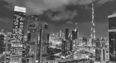 Downtown Dubai ve Sheikh Zayed Road gece havadan görünümü