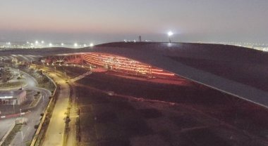 Abu Dhabi, Birleşik Arap Emirlikleri - Aralık 2016: Ferrari Dünya gece hava görüntülemek.