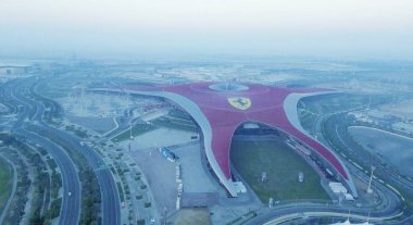 Abu Dhabi, Birleşik Arap Emirlikleri - Aralık 2016: Ferrari dünyasına havadan görünümü. Abu D