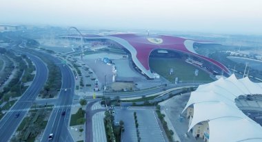 Abu Dhabi, Birleşik Arap Emirlikleri - Aralık 2016: Ferrari dünyasına havadan görünümü. Abu D