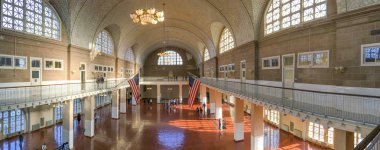 New York City - Ekim 2015: Turist ziyaret Ellis Adası Müzesi