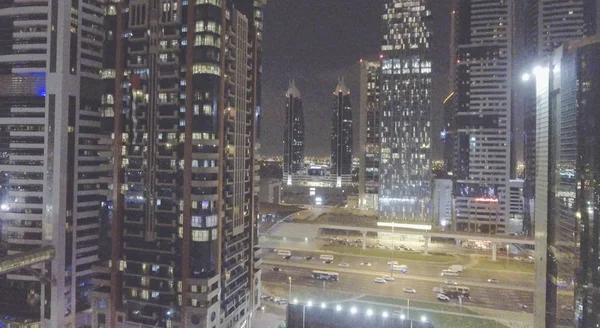 Vista aerea notturna del centro di Dubai e Sheikh Zayed road — Foto Stock