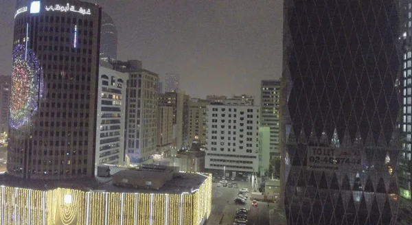 Αμπού Ντάμπι, Ηνωμένα Αραβικά Εμιράτα - Δεκέμβριος 2016: Εναέρια νύχτα κτίρια στο κέντρο της πόλης — Φωτογραφία Αρχείου