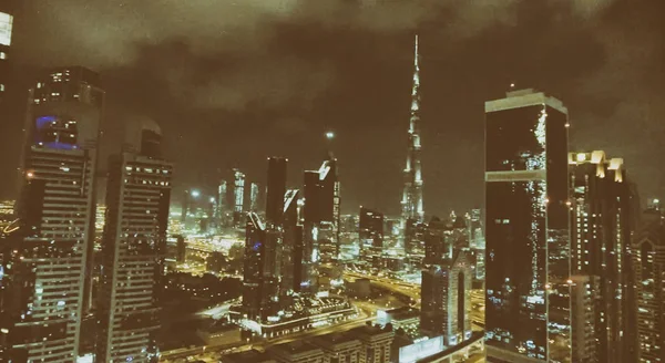 Vista aérea nocturna del centro de Dubai y la carretera Sheikh Zayed — Foto de Stock