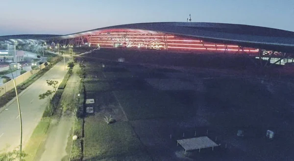 Abu Dhabi, Verenigde Arabische Emiraten - December 2016: Ferrari World nacht luchtfoto bekijken. — Stockfoto