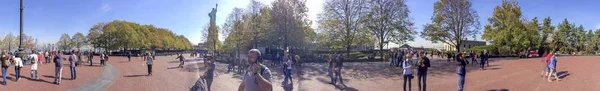 NUEVA YORK CITY - OCTUBRE 2015: Los turistas visitan Liberty Island. Nuevo — Foto de Stock