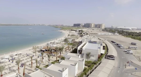 Plaży w Abu Zabi w Yas Island, widok z lotu ptaka — Zdjęcie stockowe