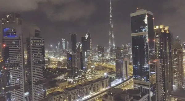 Vista aérea nocturna del centro de Dubai y la carretera Sheikh Zayed —  Fotos de Stock