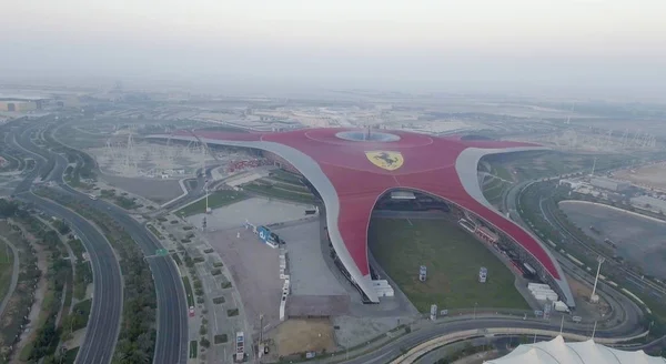 ABU DHABI, Emirati Arabi Uniti - DICEMBRE 2016: Ferrari World aerial view. Abu D — Foto Stock