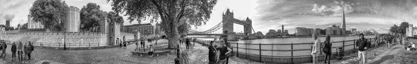 LONDRES - SEPTEMBRE 2016 : Les touristes marchent près de la Tour de Londres, pan — Photo