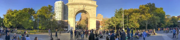 NUEVA YORK CITY - OCTUBRE 2015: Los turistas caminan en el parque de Washington . —  Fotos de Stock