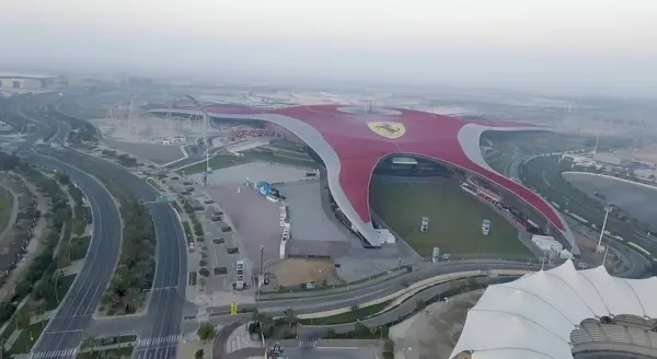 ABU DHABI, UAE - DECEMBER 2016: Ferrari World aerial view. Abu D — Stock Photo, Image