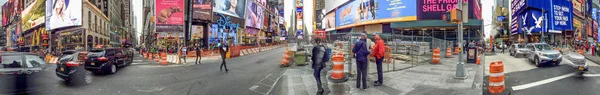 New York City-oktober 2015: toeristen bezoeken Times Square. Nieuwe Y — Stockfoto