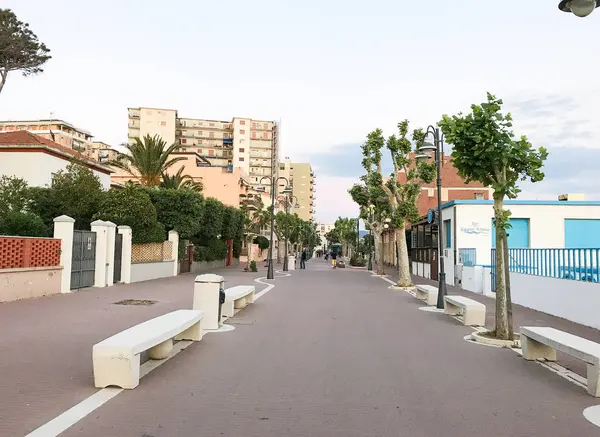 Follonica, italien - 27. mai 2017: schöne promenade am meer. — Stockfoto