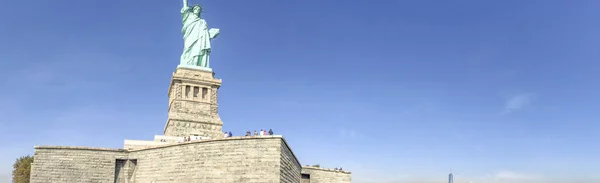 自由とマンハッタンの像のパノラマ ビュー — ストック写真
