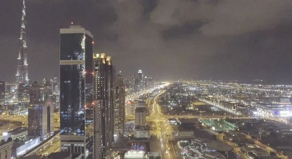Vista aérea nocturna del centro de Dubai y la carretera Sheikh Zayed —  Fotos de Stock