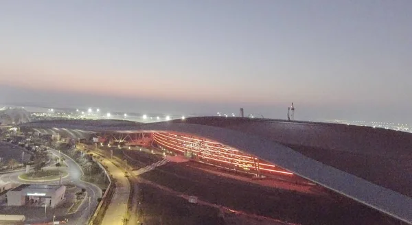 Abu Dhabi, Verenigde Arabische Emiraten - December 2016: Ferrari World nacht luchtfoto bekijken. — Stockfoto