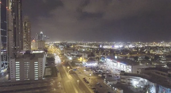 Luchtfoto van het nacht van Downtown Burj Dubai en de Sheikh Zayed road — Stockfoto