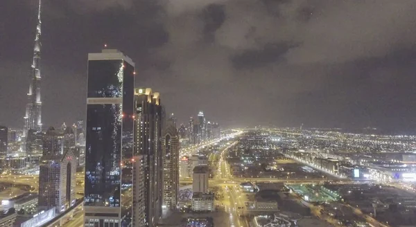 Vista aérea noturna do centro do Dubai e da estrada Sheikh Zayed — Fotografia de Stock