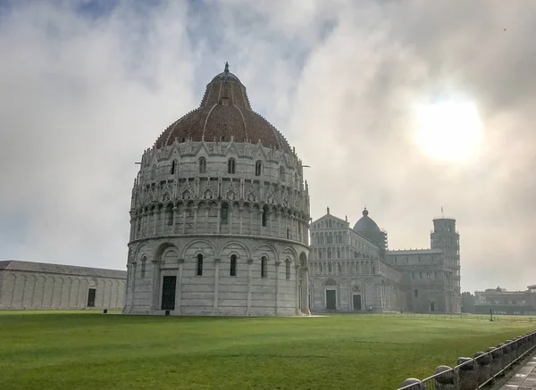 Pisa, Italia. Plaza de los Milagros envuelta por la niebla — Foto de Stock