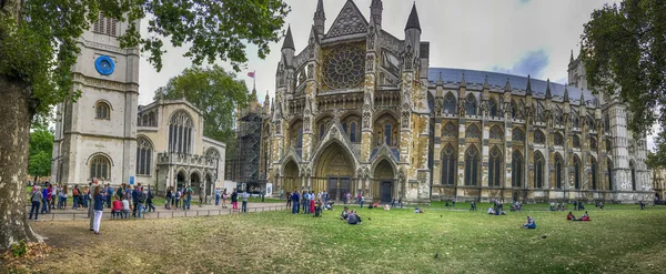 LONDRES - SEPTIEMBRE 2016: Los turistas caminan cerca de la Abadía de Westminster. L —  Fotos de Stock