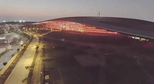 ABU DHABI, Emirados Árabes Unidos - DEZEMBRO 2016: Ferrari World night aerial view . — Fotografia de Stock