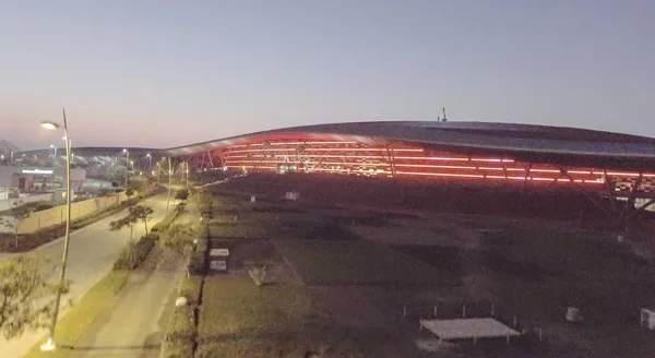 ABU DHABI, Emiratos Árabes Unidos - DICIEMBRE 2016: Ferrari Vista aérea nocturna mundial . — Foto de Stock