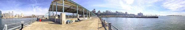 从布鲁克林大桥公园可以欣赏到纽约市的全景 — 图库照片