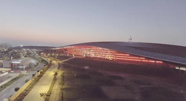 Abu Dhabi, Verenigde Arabische Emiraten - December 2016: Ferrari World nacht luchtfoto bekijken. — Stockfoto