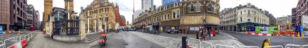 LONDRES - SEPTIEMBRE 2016: Los turistas caminan cerca de Liverpool Street Sta — Foto de Stock