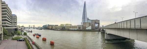 LONDON - SEPTEMBER 2016: Tourists walk on city bridge. London at — Stock Photo, Image