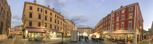 MODENA, ITALIA - 30 de septiembre de 2016: Los turistas visitan el centro de la ciudad , — Foto de Stock