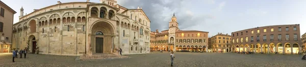 MODENA, ITALIA - 30 de septiembre de 2016: Los turistas visitan el centro de la ciudad , —  Fotos de Stock