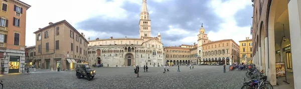 MODENA, ITALIA - 30 de septiembre de 2016: Los turistas visitan el centro de la ciudad , —  Fotos de Stock