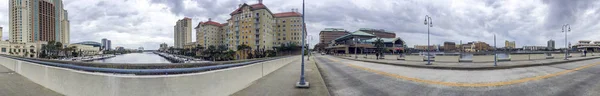 Tampa, fl - februar 2016: touristen spazieren durch die straßen der stadt. tam — Stockfoto