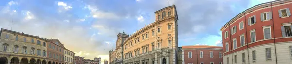Здания Модены на главной площади, панорамный вид — стоковое фото