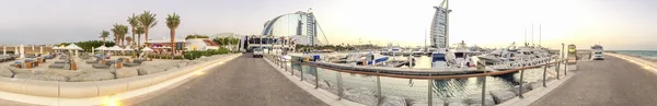 Dubai - November 2015-ig: Panorámás kilátás nyílik Dubai Burj Al Arab és — Stock Fotó