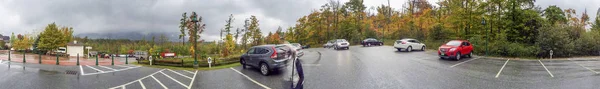Estacionamento e montanhas na Nova Inglaterra, época de folhagem e chuvas d — Fotografia de Stock