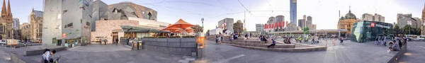 Melbourne - november 2015: panoramablick auf den föderationsplatz. — Stockfoto