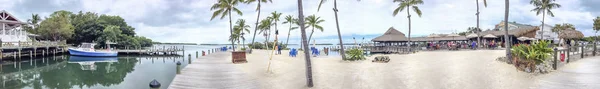 Islamorada, Fl - únor 2016: Turisty podél pobřeží. Th — Stock fotografie