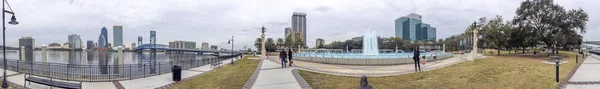 JACKSONVILLE, FL - FEBRERO 2016: Los turistas caminan a lo largo de la ciudad stree — Foto de Stock