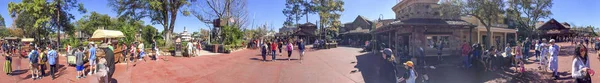 ORLANDO, FL - FEBBRAIO 2016: I turisti visitano il parco divertimenti della città . — Foto Stock