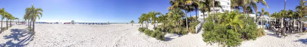 ST PETERSBURG, FL - FÉVRIER 2016 : Les touristes apprécient la plage de St Pete . — Photo