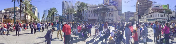 New Orleans, La - februari 2016: Toeristen genieten Mardi Gras langs — Stockfoto