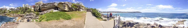 BONDI BEACH, AUSTRALIA - NOVEMBER 2015: Panoramic view of famous — Stock Photo, Image