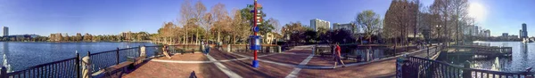 ORLANDO, FL - FEBRERO 2016: Turistas caminan a lo largo del lago Eola. El —  Fotos de Stock