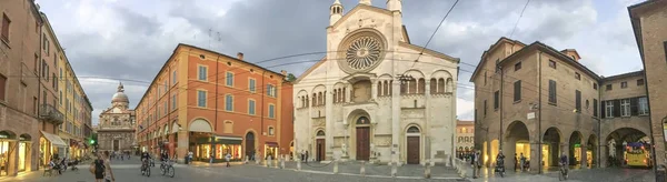 Modena, Italië - 30 September 2016: Toeristen bezoek centrum, — Stockfoto